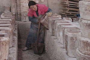 Produzione di vasi per bonsai con tecnica del colaggio - Rimozione della rimanente argilla da colata dallo stampo