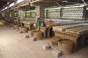 Production de pots à bonsaï avec de coulage de l’argile - Tables chauffantes avec moules pour pots à bonsaï
