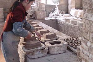 Produzione di vasi per bonsai con tecnica del colaggio - Apertura degli stampi e rimozione dei pezzi grezzi