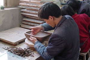 Producción de macetas de bonsái de vaciado por colada - Alisado de las macetas
