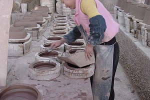 Production de pots à bonsaï avec de coulage de l’argile - Nettoyage des moules avant de retirer les pièces brutes
