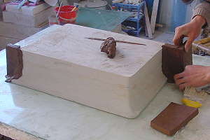 Producción de macetas de bonsái hechas a mano - las paredes laterales del molde de trabajo se crean utilizando el molde maestro