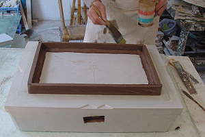 Herstellung handgemachter Bonsaischalen - Das Formteil für den Schalenrand wird mit Hilfe der Masterform erstellt