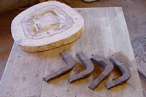 Herstellung handgemachter Bonsaischalen - Gipsform für die Schalenfüße mit Rohlingen