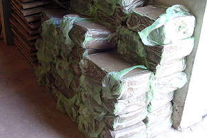 Production de pots à bonsaï faits à la main - Argile achetée en blocs de 10 à 15 kg