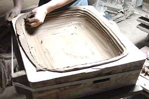 Herstellung handgemachter Bonsaischalen - Überschüssiger Ton wird entfernt