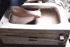 Herstellung handgemachter Bonsaischalen - Die Schaleninnenseite wird mit einer Schablone geglättet