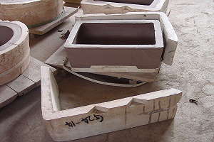 Herstellung handgemachter Bonsaischalen - Der Schalenrohling wird von der Arbeitsform befreit