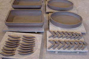 Producción de macetas de bonsái hechas a mano - Piezas terminadas para el cuerpo y los pies de la maceta de bonsai