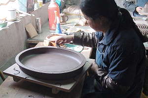 Produzione di vasi per bonsai fatti a mano - Il bordo del vaso viene rifinito