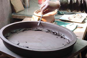 Production de pots à bonsaï faits à la main - Le bord du pot est retravaillé