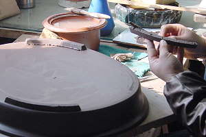 Production de pots à bonsaï faits à la main - Les pieds du pot sont collés