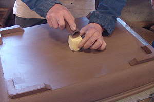 Produzione di vasi per bonsai fatti a mano - Viene impresso il timbro del marchio
