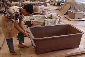 Herstellung handgemachter Bonsaischalen - Die Rohlinge werden während des Trocknens ständig ausgerichtet