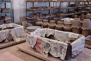 Produzione di vasi per bonsai fatti a mano - Vasi per bonsai grezzi coperti durante l'asciugatura