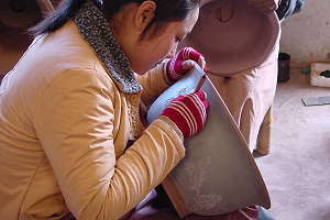 Herstellung handgemachter Bonsaischalen - Gravuren werden aufgebracht, häufig ohne Vorlage