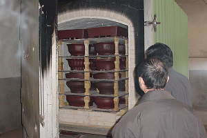 Producción de macetas de bonsái hechas a mano - Se abre el horno de arcilla