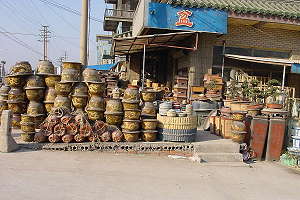La città della ceramica di Yixing (Cina) - Stand di vendita con fioriere e vasi per bonsai