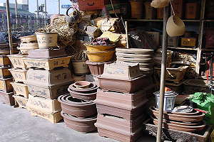 La città della ceramica di Yixing (Cina) - Stand di vendita per vasi per bonsai