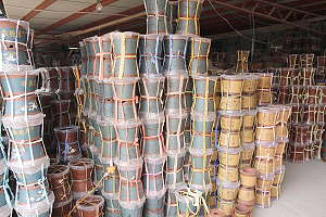 Yixing - la ville chinoise de la poterie - Stand de vente de pots à bonsaï