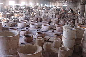Yixing - la ville chinoise de la poterie - Production de pots à bonsaï avec technique de coulage dans la poterie de lotus Yixing