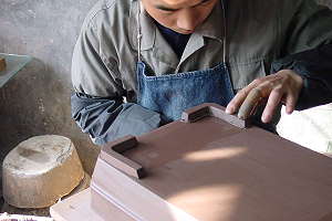 Yixing - la ville chinoise de la poterie - Fabrication de pots à bonsaï faits à la main